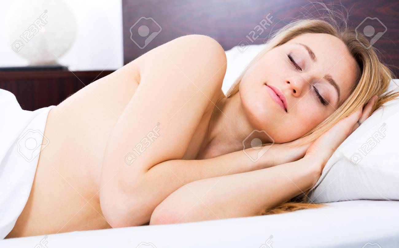 Girl sleeping naked pics